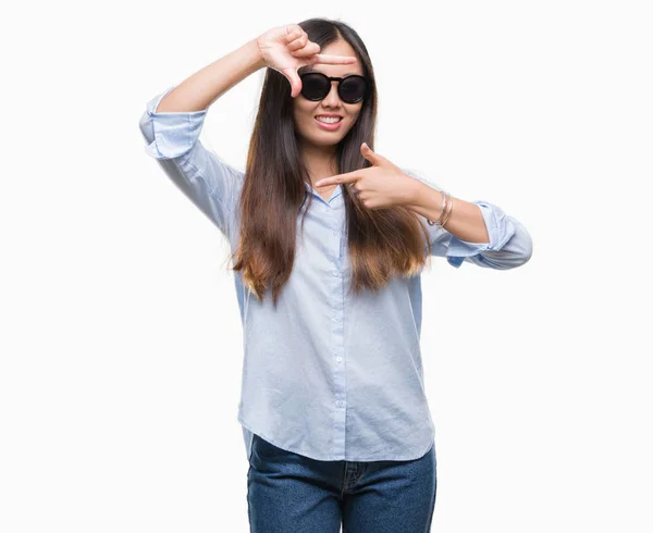 Jeune Femme Asiatique Portant Des Lunettes Soleil Sur Fond Isolé — Photo