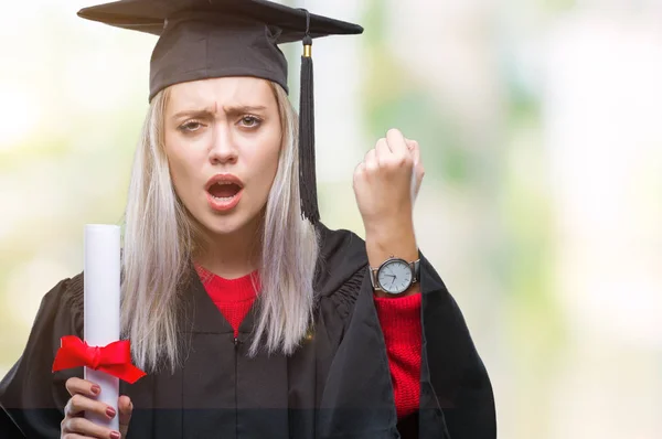 Mujer Rubia Joven Con Uniforme Graduado Sosteniendo Grado Sobre Fondo — Foto de Stock