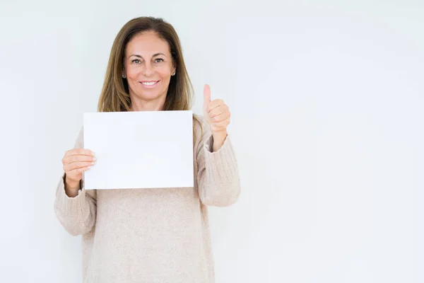 Mulher Meia Idade Segurando Folha Papel Branco Sobre Fundo Isolado — Fotografia de Stock