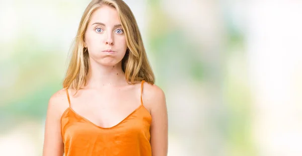 Hermosa Mujer Joven Con Camisa Naranja Sobre Fondo Aislado Hinchando — Foto de Stock