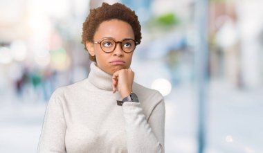 Genç güzel Afrikalı-Amerikalı kadın seyir yorgun ve bıkkın ile depresyon sorun Çapraz kollar ile izole arka plan düşünme üzerinde gözlük.