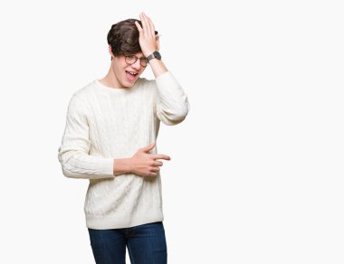 Genç yakışıklı adam gözlük izole arka kafasına hata için el ile sürpriz üzerinde hata hatırlıyorum. Unuttum, kötü bellek kavramı.