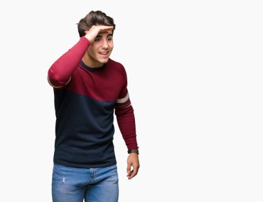 Yakışıklı delikanlı izole arka plan çok mutlu ve gülümseyen uzakta el ile üzerine kafa seyir üzerinde. Arama kavramı.