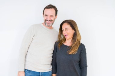 Seksi bir ifadeyle, neşeli ve mutlu yüzünü kameraya bakarak göz kırpıyor izole arka plan üzerinde aşık güzel orta yaş kaç.