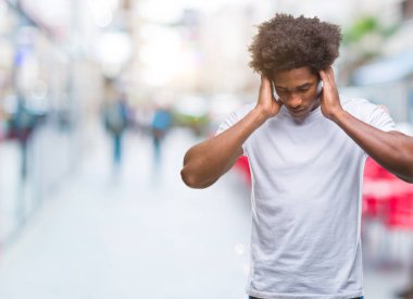 Çünkü üzerinde Afro Amerikalı adam arka plan baş baş ağrısı için el ile izole stres. Migren muzdarip.