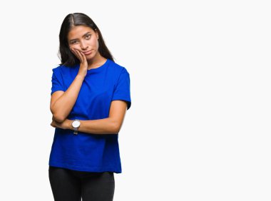 İzole arka plan düşünme seyir üzerinde genç güzel Arap kadın yorgun ve sıkılmış çapraz silah depresyon sorunları ile.