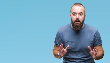 İzole arka plan korkuyor ve şok sürpriz ifade, korku ve heyecan yüz genç beyaz hipster adam.