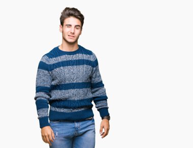 Genç yakışıklı adam seksi bir ifadeyle, neşeli ve mutlu yüzünü kameraya bakarak göz kırpıyor izole arka plan üzerinde.