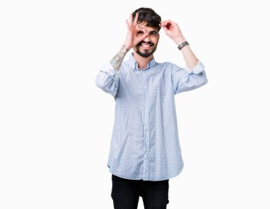 Gülümseyen, parmakları ile mutlu yüz üzerinden seyir göz el ile ok jest yapıyor izole arka plan üzerinde gözlük takan genç yakışıklı adam.