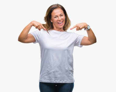 Orta yaş yüzünde gülümseme ile kendinden emin görünüyorsun, kendini gururlu ve mutlu parmakları ile işaret izole arka plan üzerine İspanyol kadın kıdemli.