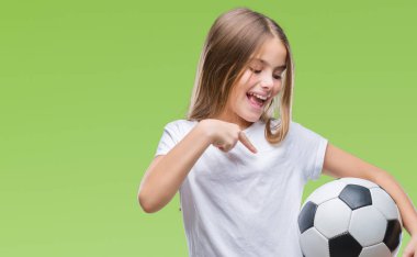 Futbol futbol topu izole arka plan üzerinde çok mutlu el ve parmak ile işaret tutan genç güzel kız
