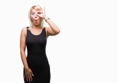 Tamam jest sürpriz yüz, göz parmaklarının arasından seyir şok yapıyor izole arka plan üzerinde elbise zarif giyen genç güzel sarışın çekici kadın. İmansız ifade.