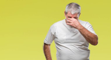 İzole arka burun ve göz yorgunluğu ve baş ağrısı duygu sürtünme yorgun yakışıklı üst düzey adam. Stres ve hayal kırıklığı kavramı.