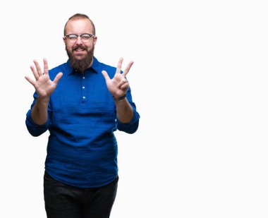 Gösterilen arka plan üzerinde gözlük takan Genç beyaz hipster adam izole ve parmakları ile işaret kendinden emin ve mutlu gülümseyerek süre 8 numaralı.