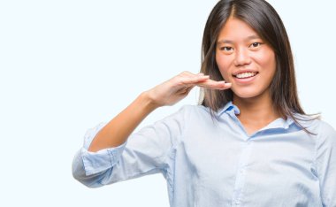 İzole arka plan eller eller büyük gösterilen ve büyük boy işareti, ölçü birimi sembolü ile üzerinde genç Asya iş kadını. Kameraya bakarak gülümsüyordu. Ölçüm kavramı.