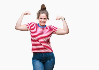 Casual göz gururlu gülümseyen kol kasları gösterilen izole arka plan üzerinde giyen güzel esmer kıvırcık saçlı Genç kız. Fitness kavramı.