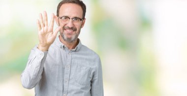 Gösterilen arka plan üzerinde gözlük takan yakışıklı orta yaş zarif komuta sizde izole ve parmakları ile işaret kendinden emin ve mutlu gülümseyerek süre beş numara.