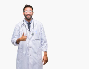 Yetişkin İspanyol doktor adam izole arka plan hareketi el ile mutlu yaşasın yapıyor. Kameraya bakarak başarı gösteren ile ifade onaylama.