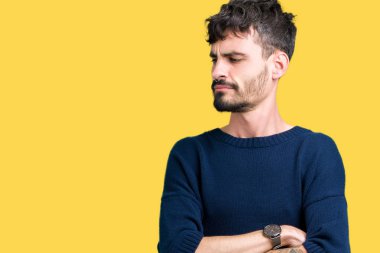 İkna ve kendine güvenen genç yakışıklı adam tarafına silahlarla seyir gülümseyen izole arka plan üzerinde çarpı işareti