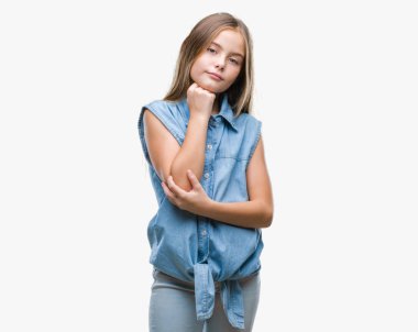 Genç güzel kız çene düşünme hakkında soru, dalgın ifade üzerine el ile izole arka plan yüzünden. Düşünceli yüzüyle gülümsüyor. Şüphe kavramı.