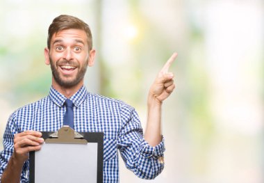 Pano izole arka plan üzerinde çok mutlu el ve parmak ile tarafına işaret tutan genç yakışıklı iş adamı