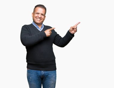 Yakışıklı orta yaş erkek gülümseyen ve iki elleri ve parmakları ile tarafına işaret kamera bakarak izole arka plan üzerinde.