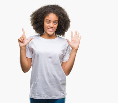 Genç afro Amerikan kadın gösterilen ve parmakları ile işaret izole arka plan yüzünden kendinden emin ve mutlu gülümseyerek süre yedi numara.