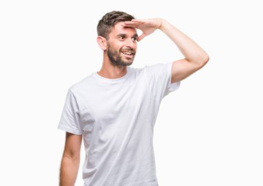 Yakışıklı delikanlı izole arka plan çok mutlu ve gülümseyen uzakta el ile üzerine kafa seyir üzerinde. Arama kavramı.