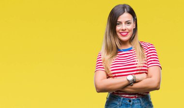 Genç güzel kadın rahat izole arka plan mutlu yüz çapraz silah kameraya bakarak ile gülümseyerek bak. Olumlu bir kişi.