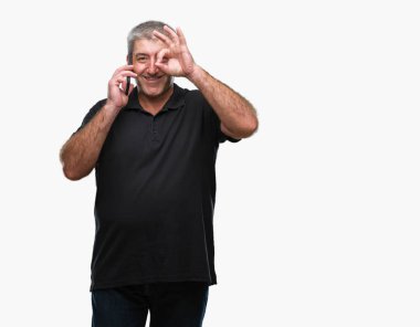 Üst düzey yakışıklı Smartphone ile mutlu yüz el parmaklarının arasından seyir göz üzerinde ok işaretiyle yapıyor gülümseyen izole arka plan üzerinde konuşurken