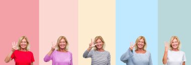 Orta yaş gösterilen ve parmakları ile işaret renkli çizgili izole arka plan üzerinde güzel kadın kıdemli kolaj üçüncü ise kendinden emin ve mutlu gülümseyerek.