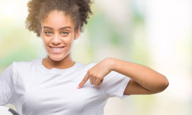 Genç güzel afro Amerikan holding futbol futbol topu kendisi için sürpriz yüz işaret parmağı ile izole arka plan üzerinde