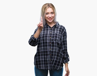 Genç Sarışın kadın ve kendinden emin ve mutlu gülümseyerek süre parmak numaralı yukarıyı gösteren izole arka plan üzerinde.