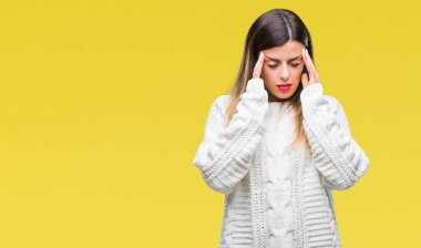 Genç güzel kadın rahat beyaz kazak üzerine izole arka plan baş baş ağrısı için el ile çünkü stres. Migren muzdarip.