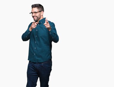 Fotoğraf makinesi ile mutlu ve komik yüz için parmakları işaret izole arka plan üzerinde gözlük takan genç yakışıklı iş adamı. İyi enerji ve vibes.