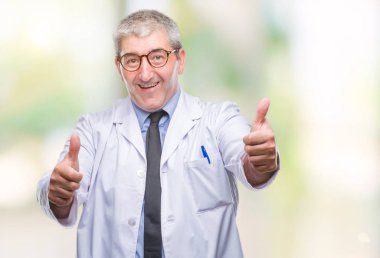 Yakışıklı kıdemli Doktor, bilim adamı profesyonel adam el ile pozitif jest yapıyor onaylama izole arka plan üzerinde beyaz önlük giyen gülümseyen ve başarı için mutlu yaşasın. Kamera, kazanan jest arıyorsunuz.