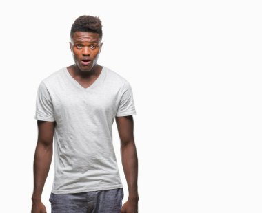 Genç Afro-Amerikan adam korkuyor ve şok sürpriz ifade ile izole arka plan üzerinde korku ve yüz heyecanlı.