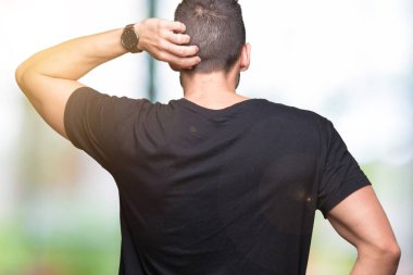 İzole arka plan geriye düşünme hakkında şüphe ile baş taraftan genç yakışıklı adam