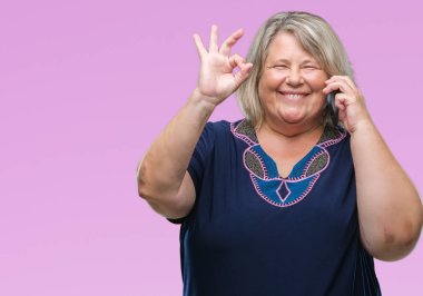 Üst düzey artı boyutu kafkas kadın parmakları, mükemmel sembolü olan ok işareti yapıyor izole arka plan üzerinde Evet