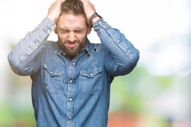 Yakışıklı delikanlı çünkü umutsuz ve stresli baş ağrısı acı izole arka plan üzerinde ağrı ve migren. Ellerini kafasına.