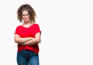 Güzel esmer kıvırcık saçlı Genç kız izole arka plan şüpheci ve sinir, onaylamayan ifade yüz çapraz kolları üzerinde gözlük takıyorum. Negatif kişi.