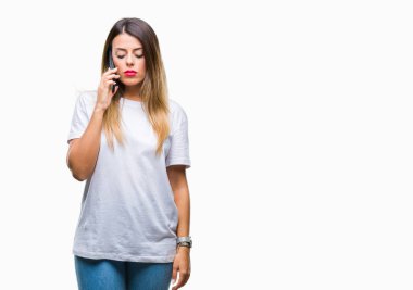 Genç güzel kadın konuşma arama Smartphone acımak yüz ciddi düşünüyorum üstünde kendine güvenen bir ifade ile izole arka plan üzerinde kullanma