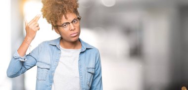 Güzel genç Afro-Amerikan kadın gözlük izole üzerinde çekim ve öldürmek kendini el ve parmaklara baş, intihar jest işaret arka plan.