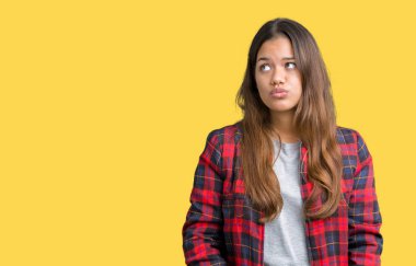 Genç güzel esmer kadın üzerine ceket arka plan yapma balık yüz dudaklı, çılgın ve komik bir jest izole. Komik ifade.