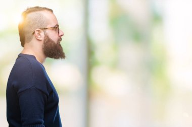 Genç beyaz hipster adam giyen güneş gözlüğü izole arka tarafına, seyir üzerinde dinlenmek doğal yüz emin gülümseme ile pozuyla profili.