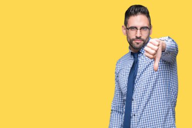 Mutsuz ve kızgın ret gösterilen ve başparmak aşağı hareketi ile negatif seyir izole arka plan üzerinde gözlük takan genç iş adamı. Kötü ifade.