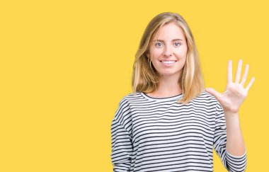 Güzel genç kadın giyiyor çizgili süveter gösterilen ve parmakları ile işaret izole arka plan üzerinde beş kendinden emin ve mutlu gülümseyerek iken numara.