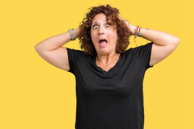 Güzel orta ager kadın kıdemli üzerinde arka plan deli izole ve baş, korkuyor ve açık ağzı ile şok sürpriz elleriyle korkuttu