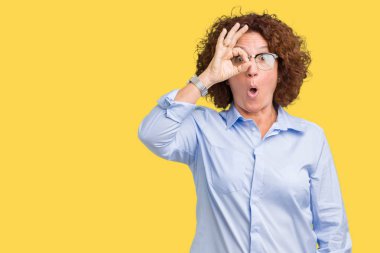 Sürpriz yüz, göz parmaklarının arasından seyir ile ok jest yapıyor izole arka plan üzerinde gözlük güzel orta ager üst düzey businees kadın şok. İmansız ifade.