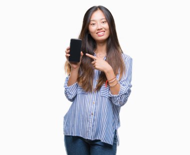 Genç Asyalı kadın gösteren boş ekran smartphone üzerinde izole arka el ve parmak ile işaret çok mutlu